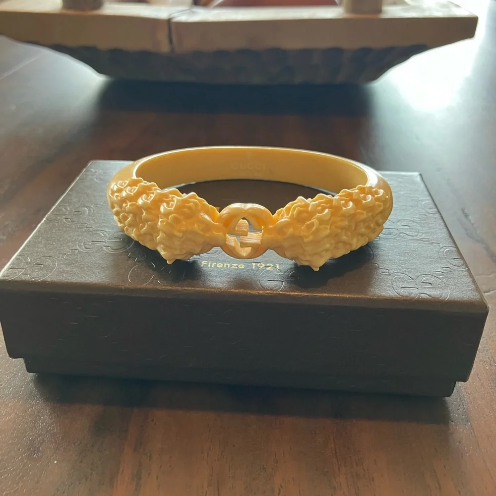 Gucci Cream Resin RUNWAY Bracelet RARE - Picture 5 of 6